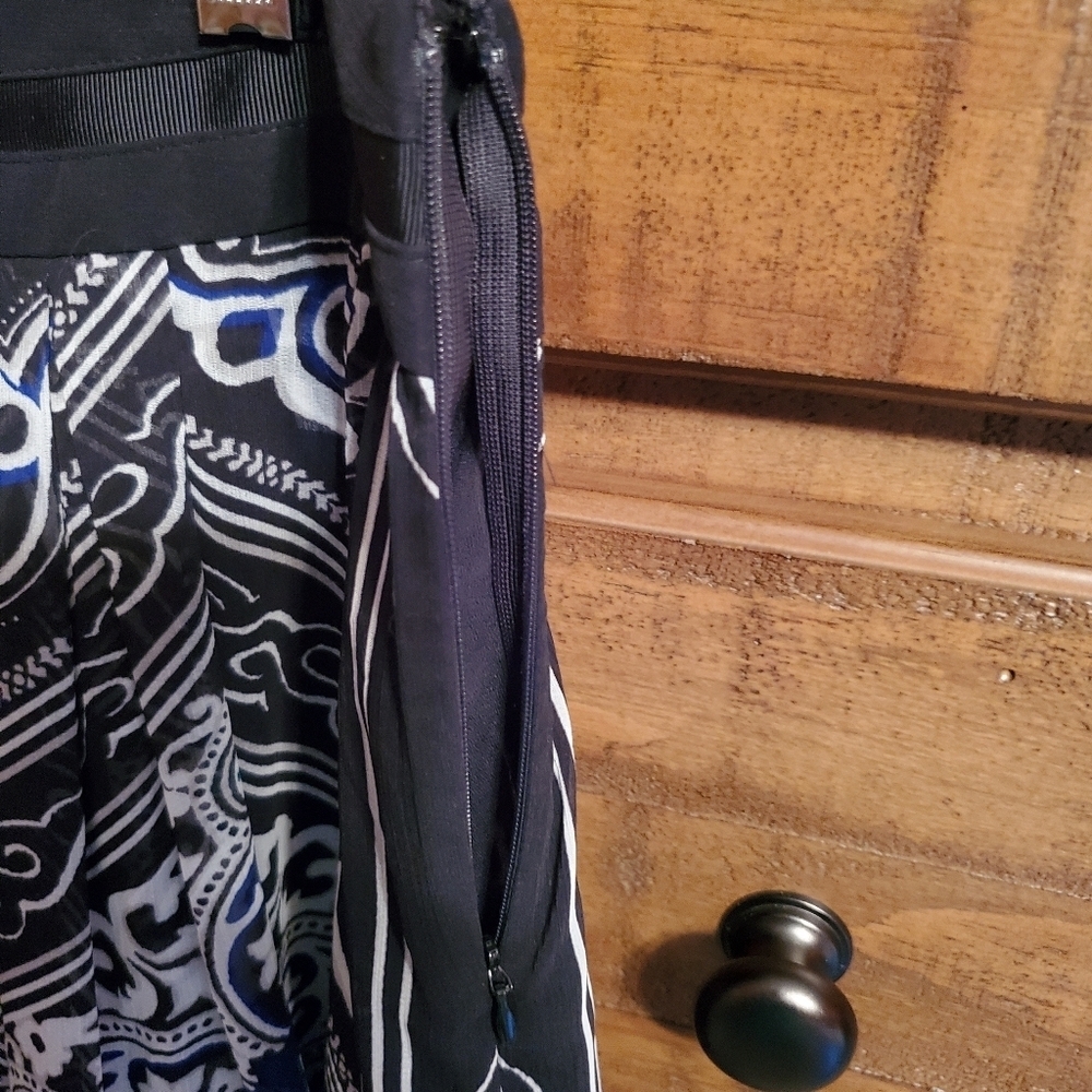 White House Black Market Pleated, Zips on side, white, black, and red. Size 4 - Picture 5 of 7